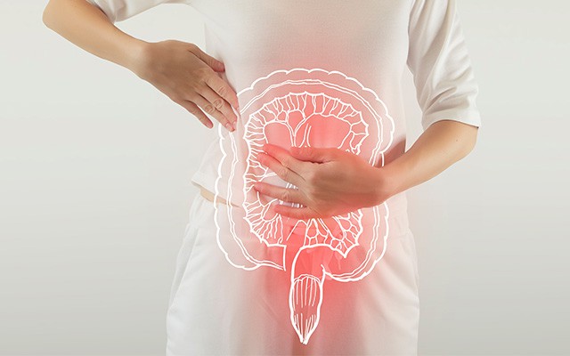 Frau h&auml;lt Bauch mit Darmdarstellung